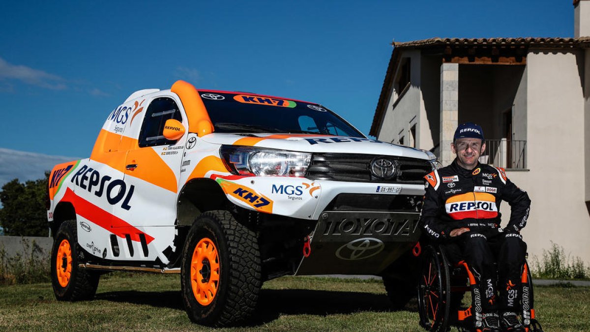 Isidre Esteve, junto al competitivo Toyota con el que participará en el Dakar 2021.