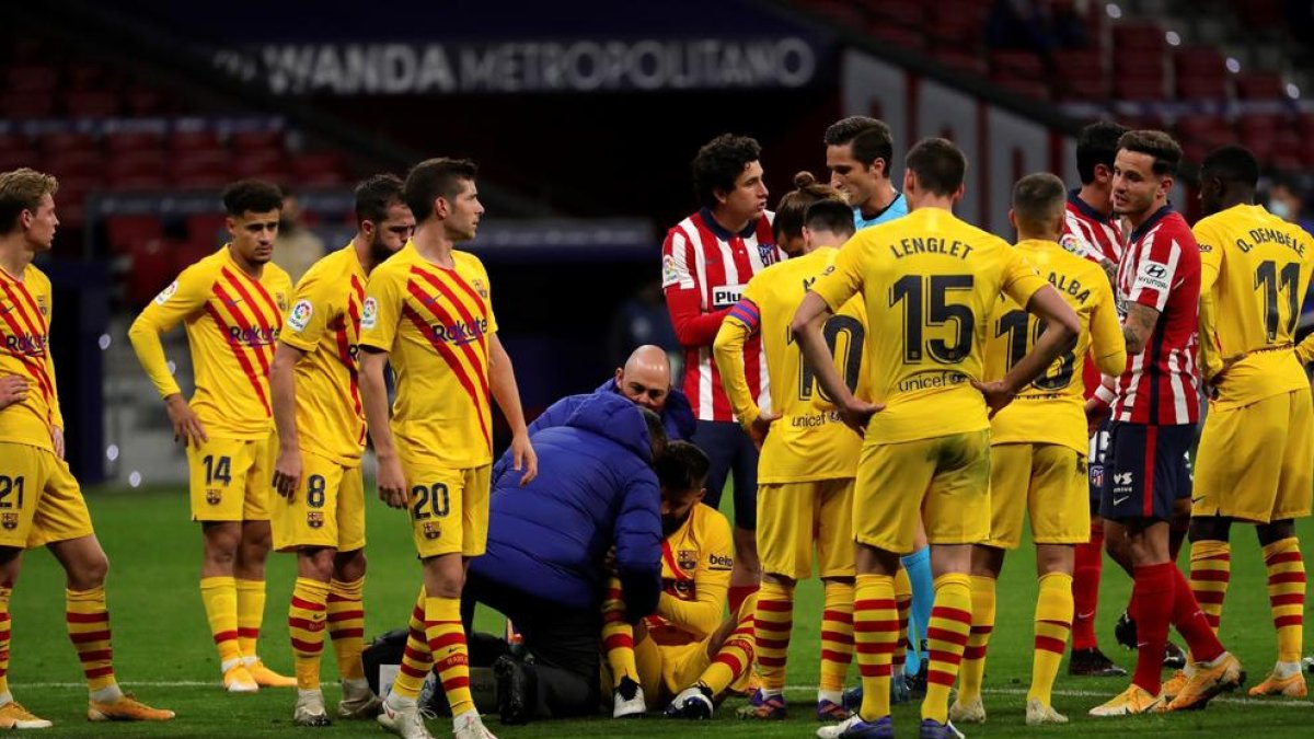 Gerard Piqué, atès a la gespa del Wanda Metropolitano, lesionat de gravetat.