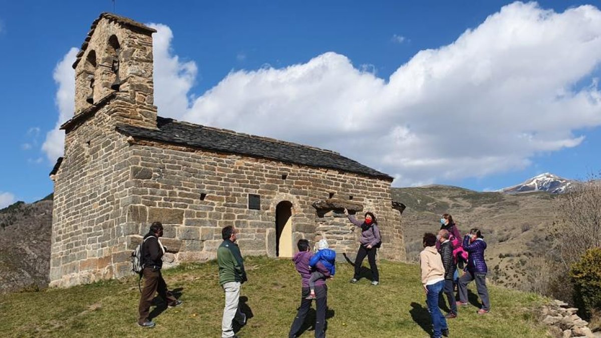 Visitantes en la ermita de Sant Quirc de Durro.