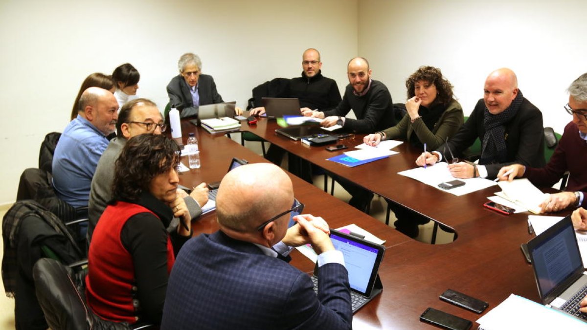 La consellera de Agricultura, Teresa Jordà, el secretario general, David Mascort, y todos los directores y directoras generales y territoriales en la reunión extraordinaria que han hecho en Amposta este lunes.
