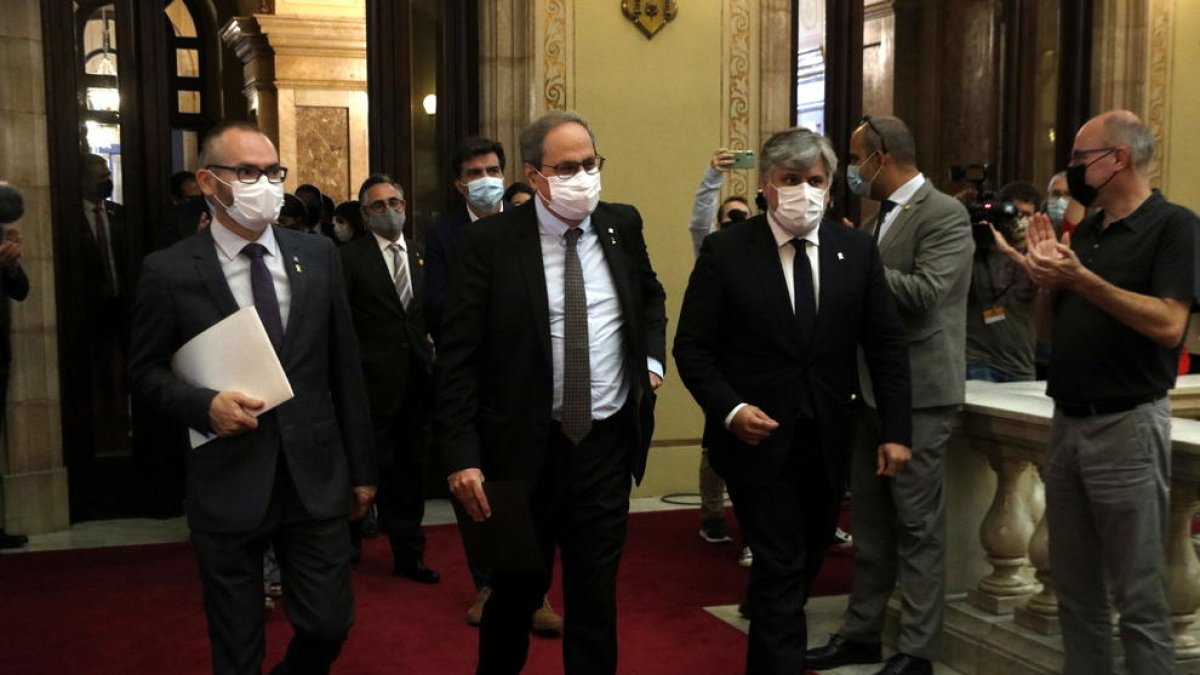 El presidente inhabilitado Quim Torra sale del Parlament acompañado del vicepresidente del Parlament, Josep Costa, y del presidente del grupo de JxCat, Albert Batet.