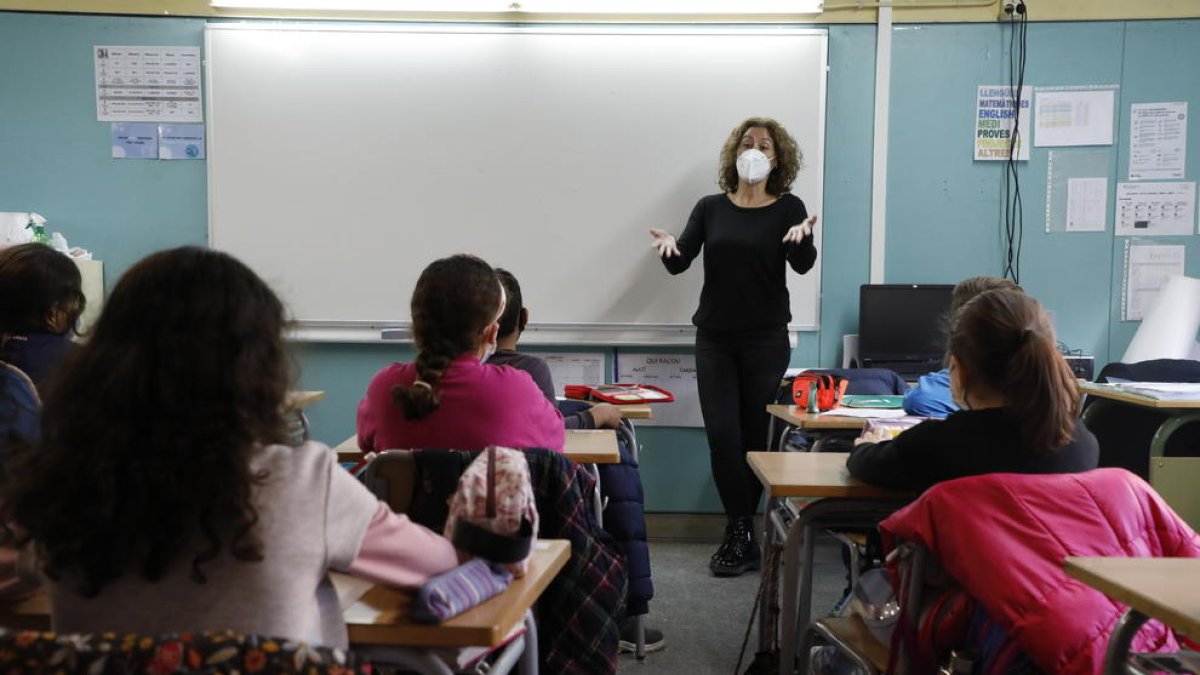 La educadora social Sandra Vidal, en la clase de ciclo medio de la escuela Camps Elisis.