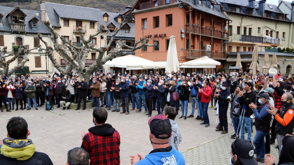 Imatge de la protesta d’ahir a la plaça de l’Església de Vielha.