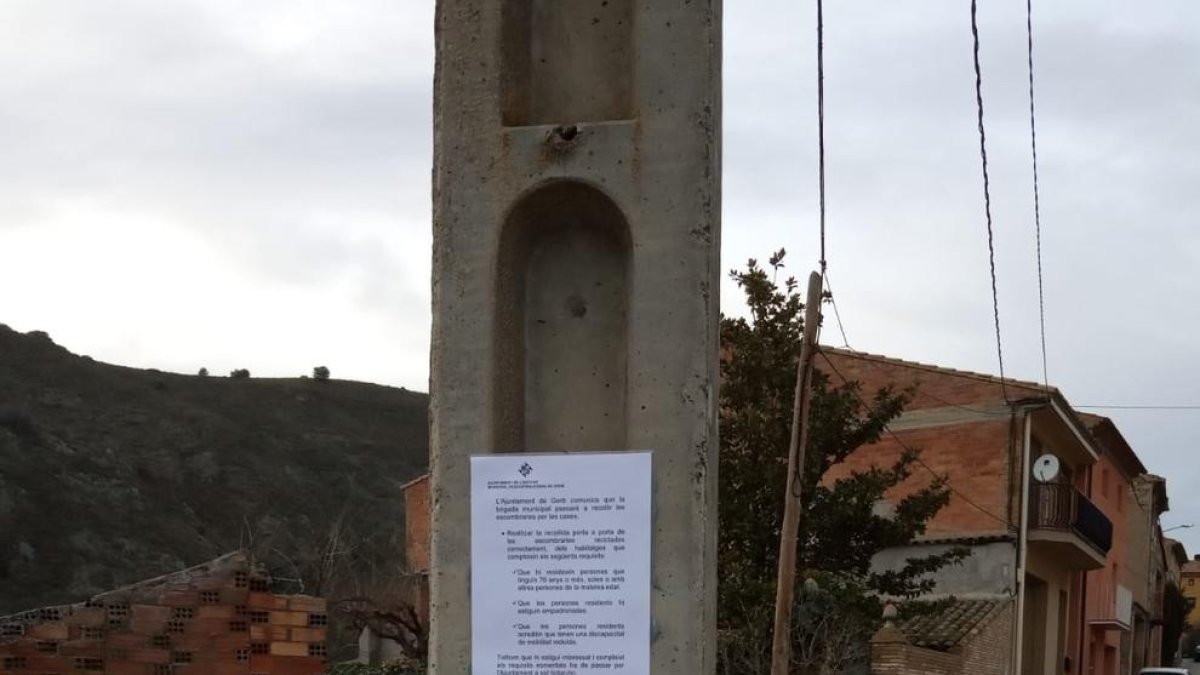 El consistorio ha colgado carteles informando de la medida.