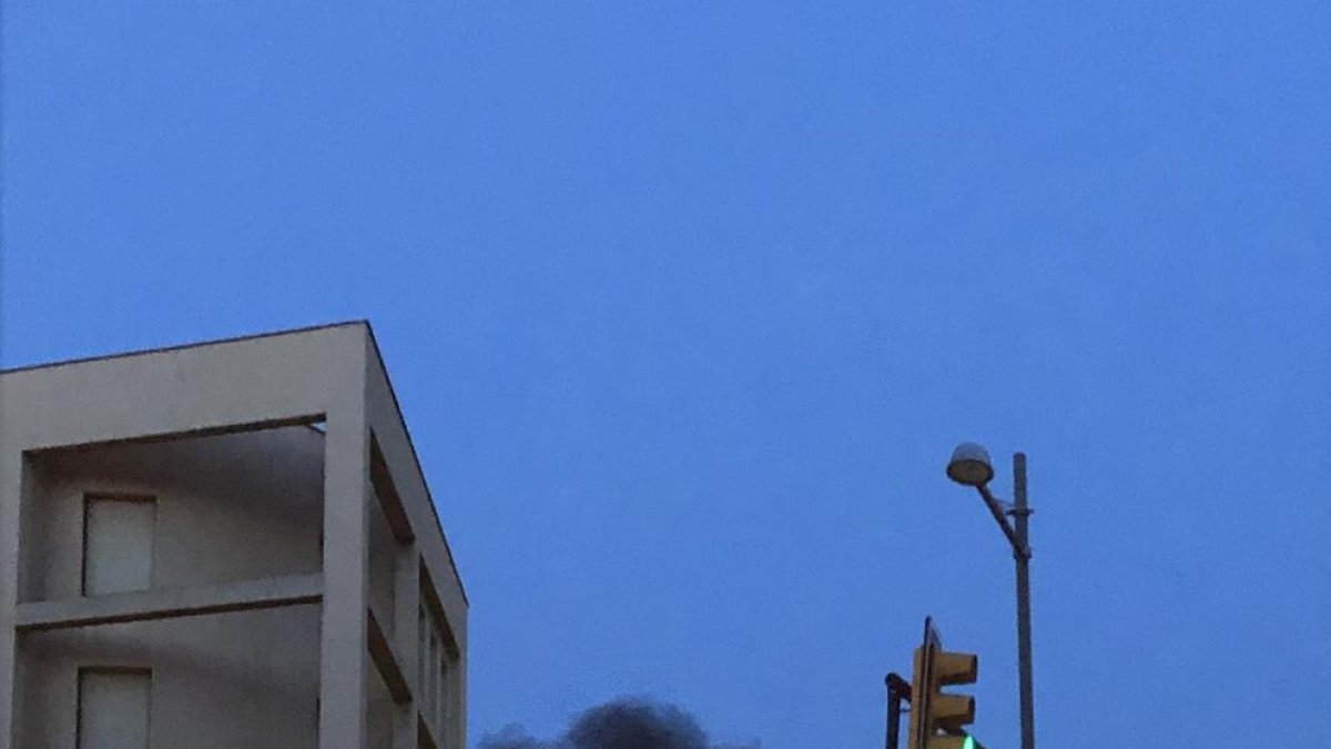El fuego de la calle Sant Crist generó una gran columna de humo.