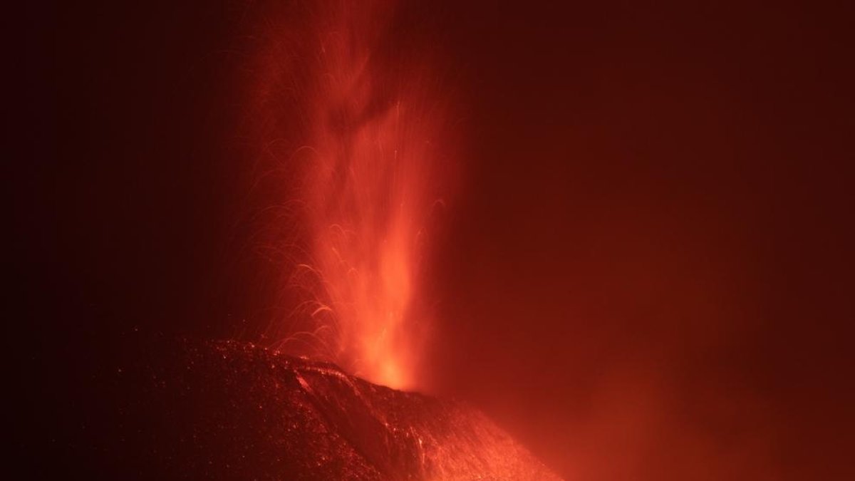 El volcà de Cumbre Vieja, a La Palma, aquest diumenge.