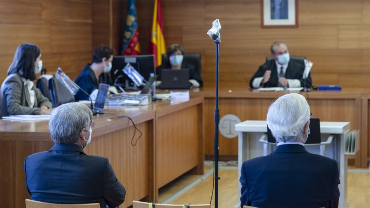 Los dos acusados, Recaredo del Potro (d) y José Luis Martínez Dalmau, en la sala de la Audiencia.