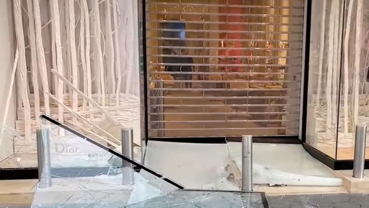 Imagen del escaparate de la tienda asaltada ayer en Barcelona.