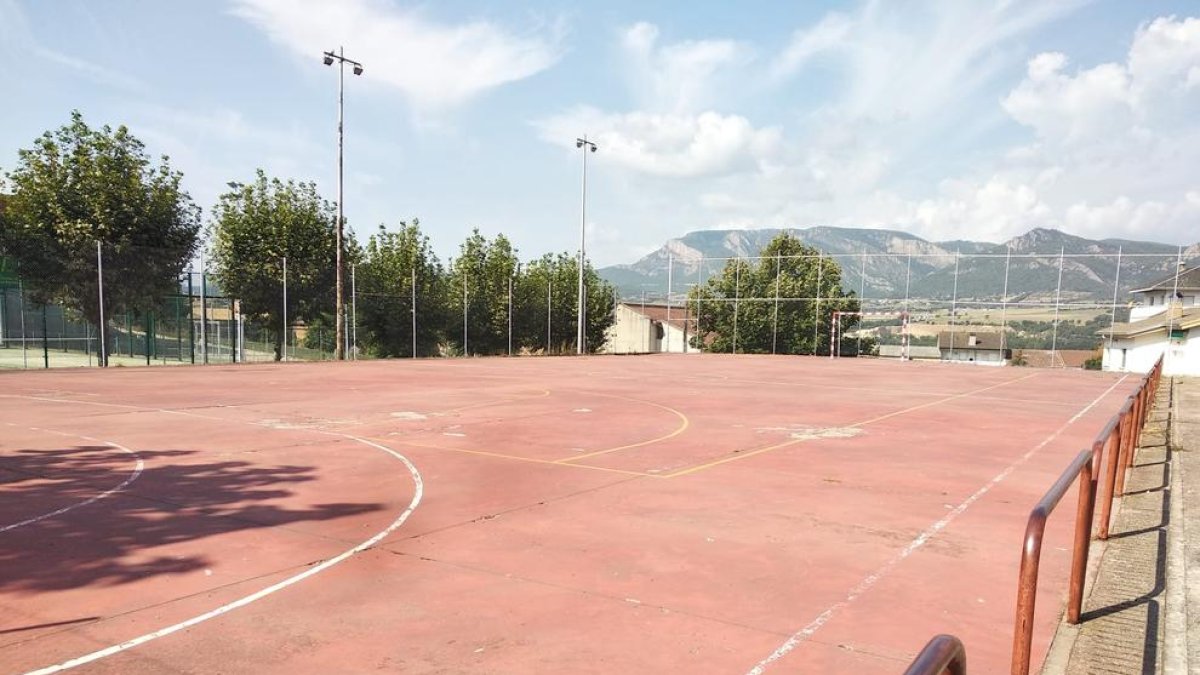 L’ajuntament va construir la pista poliesportiva als anys 80.