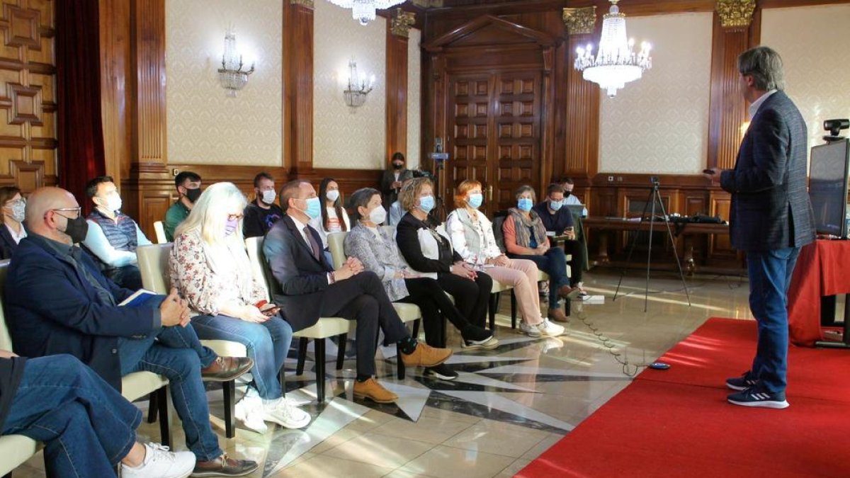 La formación del fundador de PantallasAmigas, ayer en Lleida.