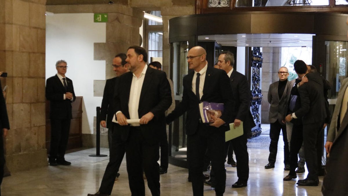 Oriol Junqueras, Raül Romeva, Quim Forn y Josep Rull en la entrada del Parlamento