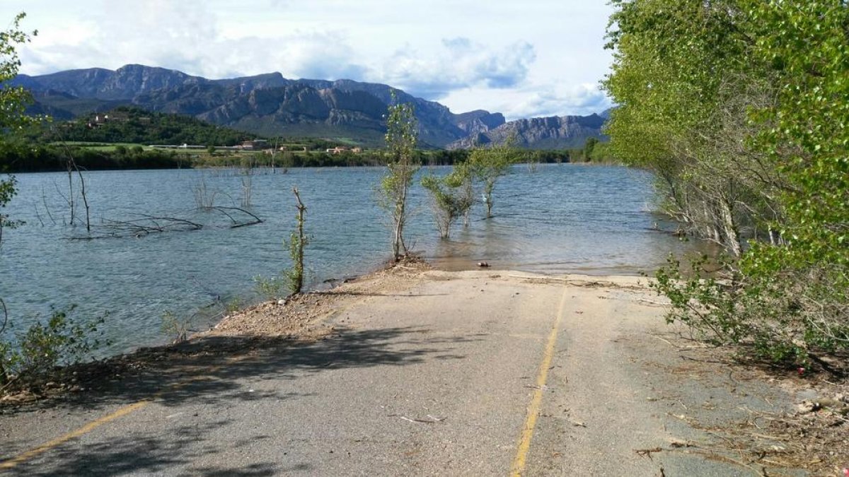 La antigua carretera C-1313 se pierde actualmente bajo el pantano de Rialb, que está al 92% de reservas.