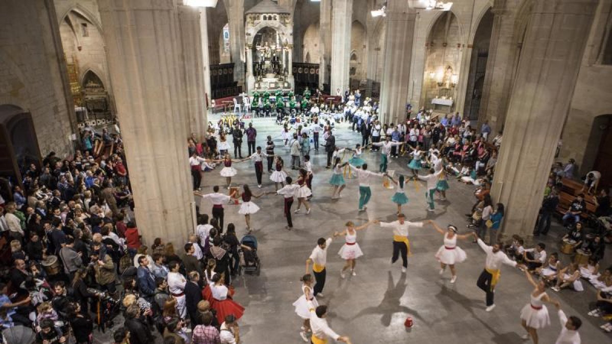 Concurso de sardanas en el interior de la iglesia de Santa Maria de Cervera en septiembre de 2015.