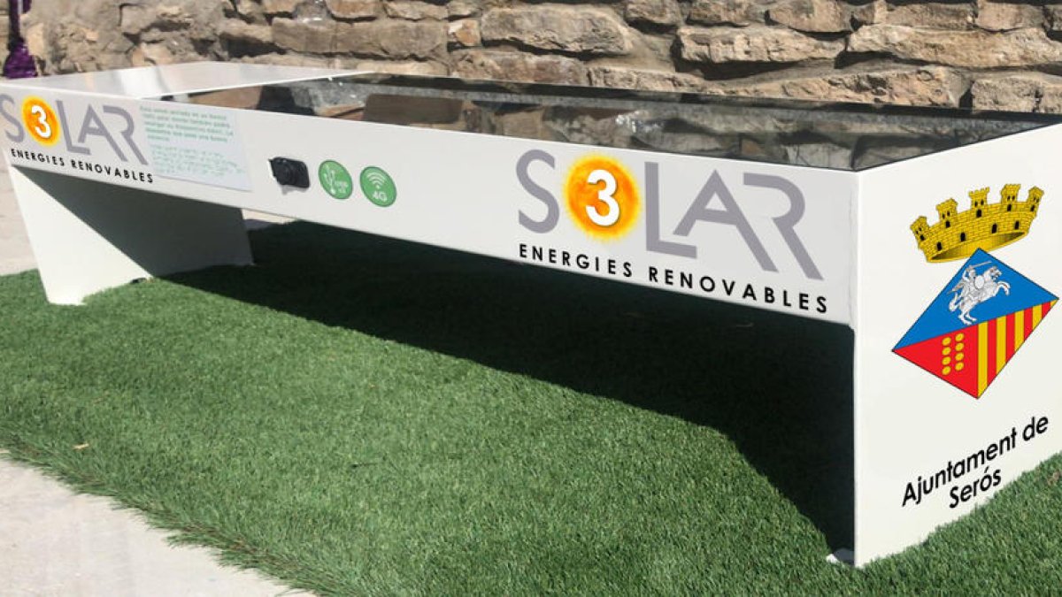 Imatge del banc solar carregamòbils personalitzat amb el logo de l’ajuntament de Seròs.