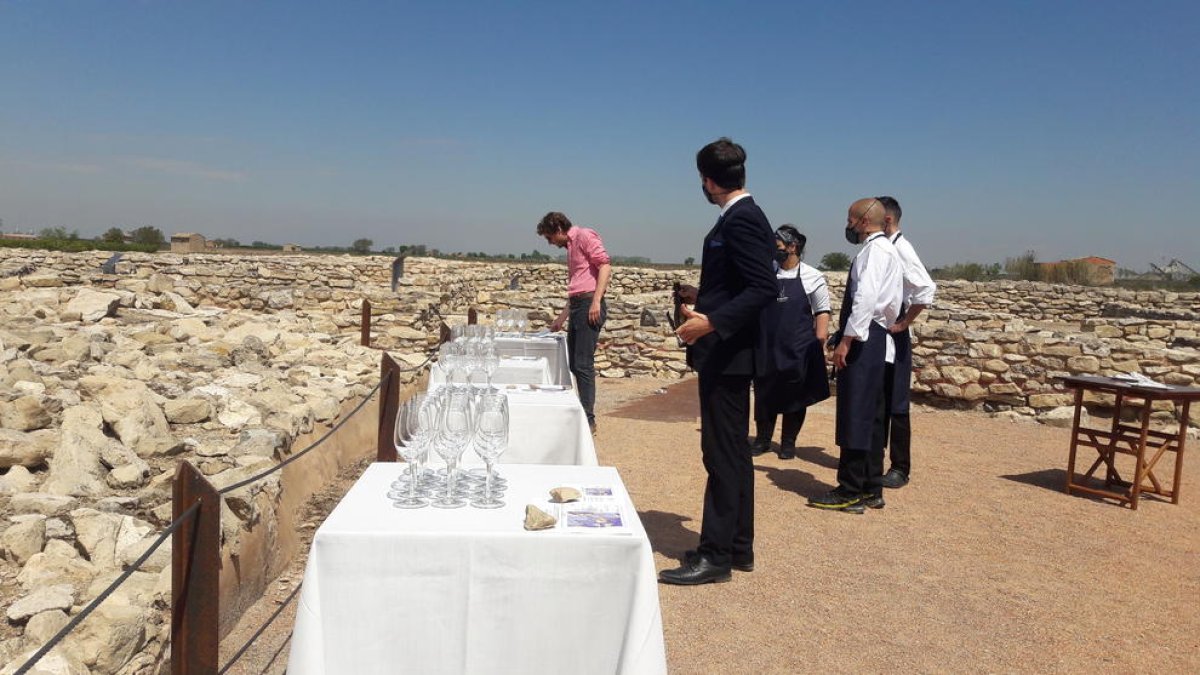 Pepe Raventós prepara la cata ante el personal de La Boscana.