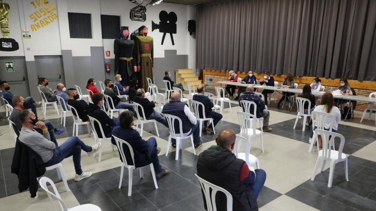 La reunió que es va fer ahir amb agricultors de Soses prèvia a la campanya de la fruita.