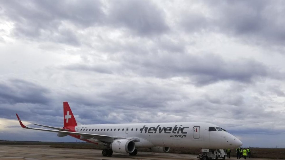 Un avió d'una aerolínia suïssa estaciona a Alguaire, i ja són catorze
