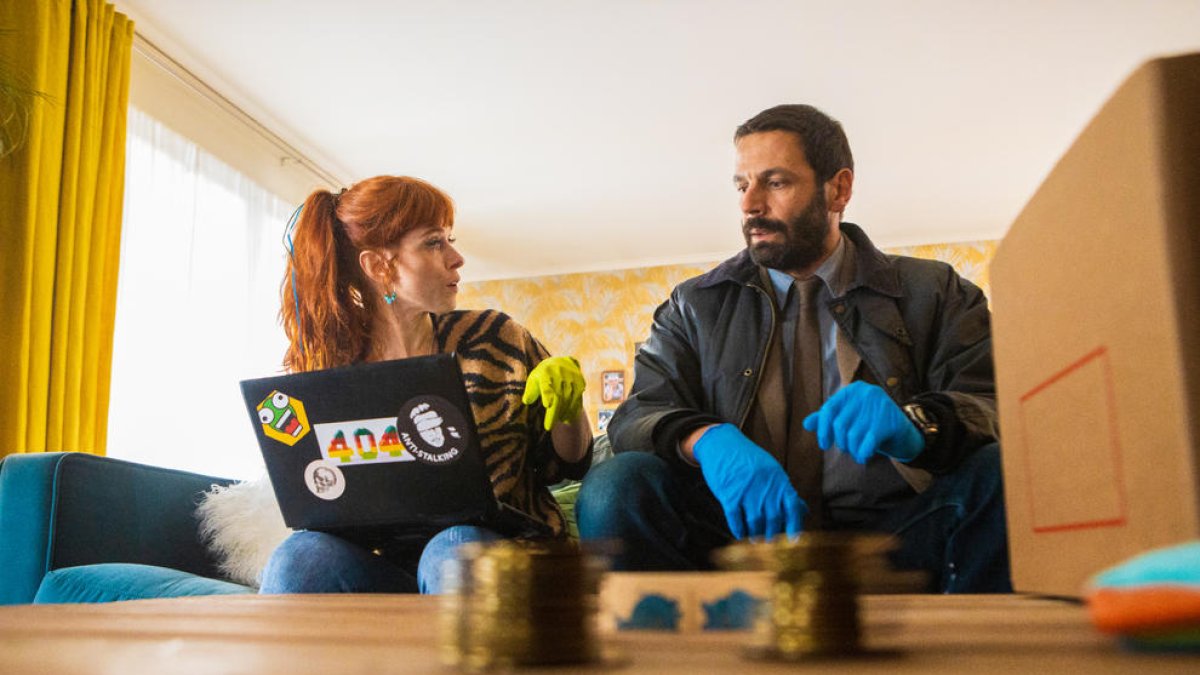 La protagonista és una dona de fer feines d’una comissaria que acaba resolent els casos.