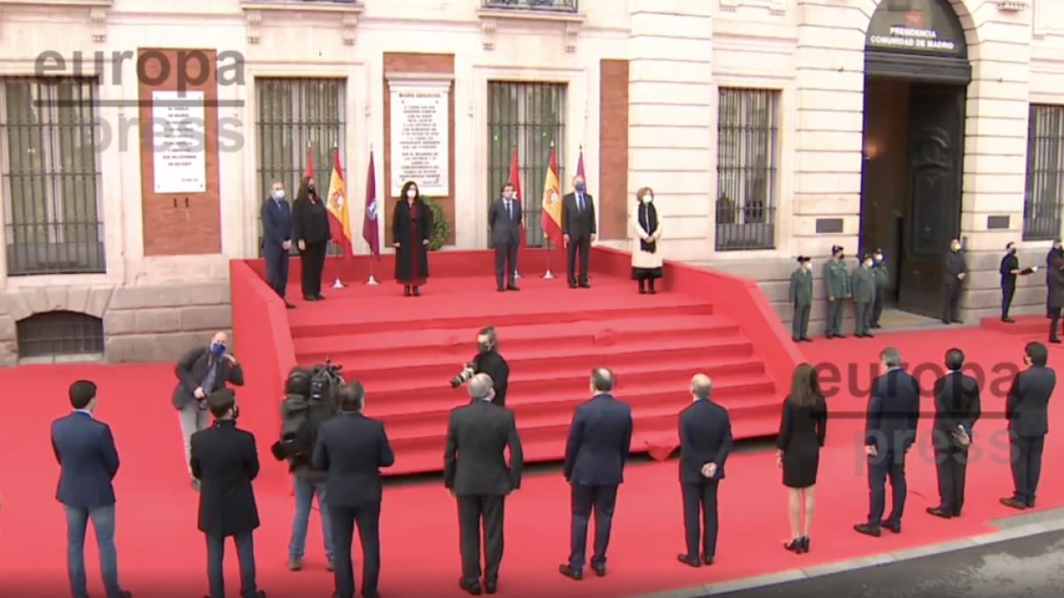 Las víctimas y héroes del 11-M son recordados con una corona de laurel en Sol en el 17 aniversario de la tragedia
