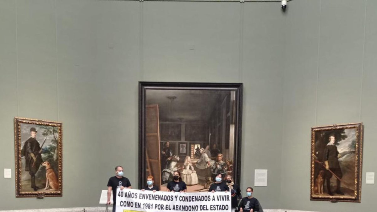 Un grup de víctimes d’oli de colza es va tancar al Prado i va ser desallotjat una hora després.