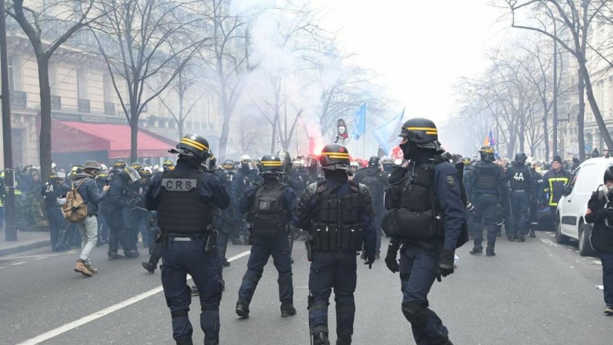 Els policies proven de contenir els bombers que es van manifestar ahir pels carrers de París.