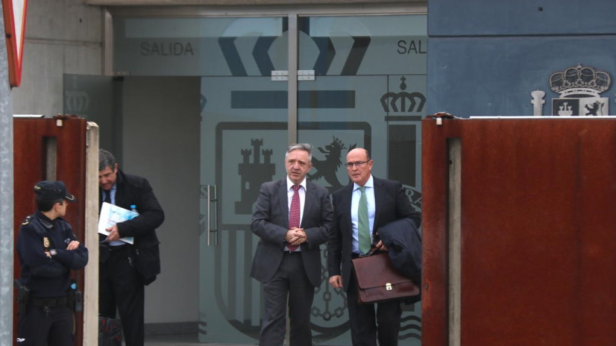 El coronel Diego Pérez de los Cobos (d.) al sortir de l’Audiència.