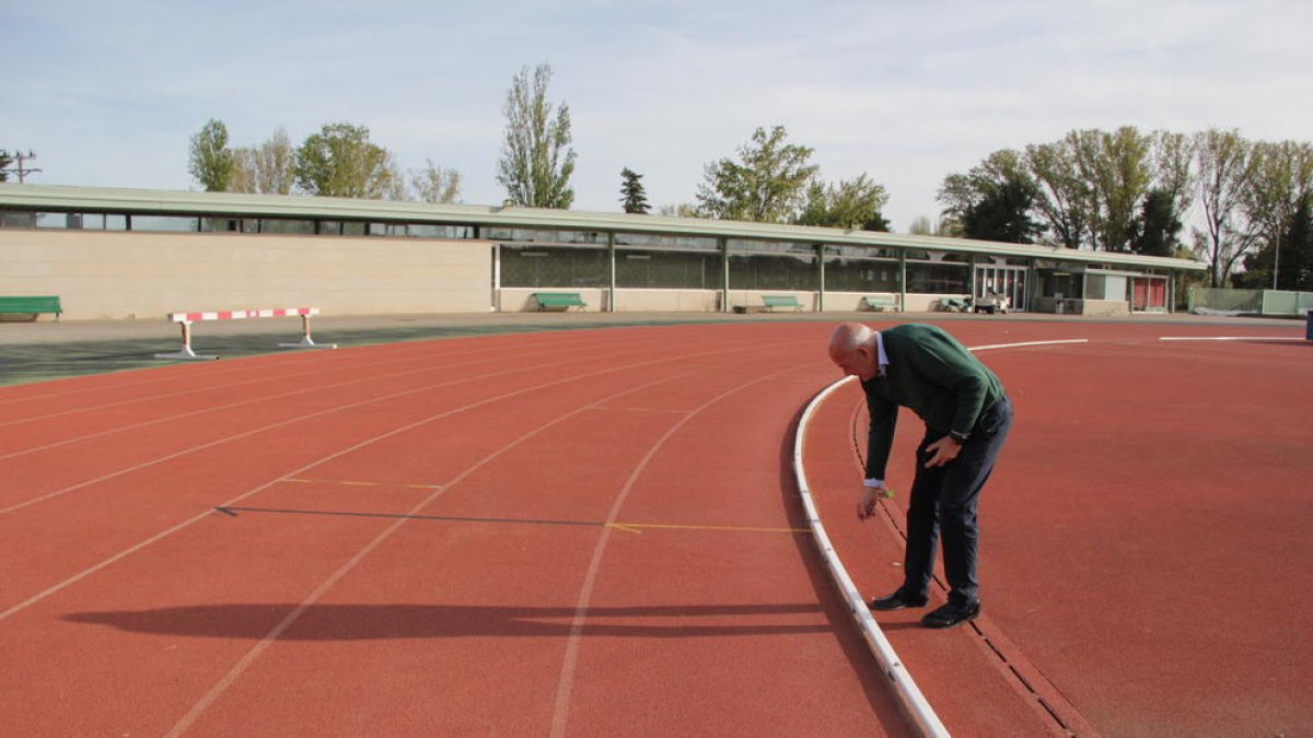Sebas Vidal indica dónde tendría que pintarse la línea de salida de los 3.000 obstáculos que no existe.