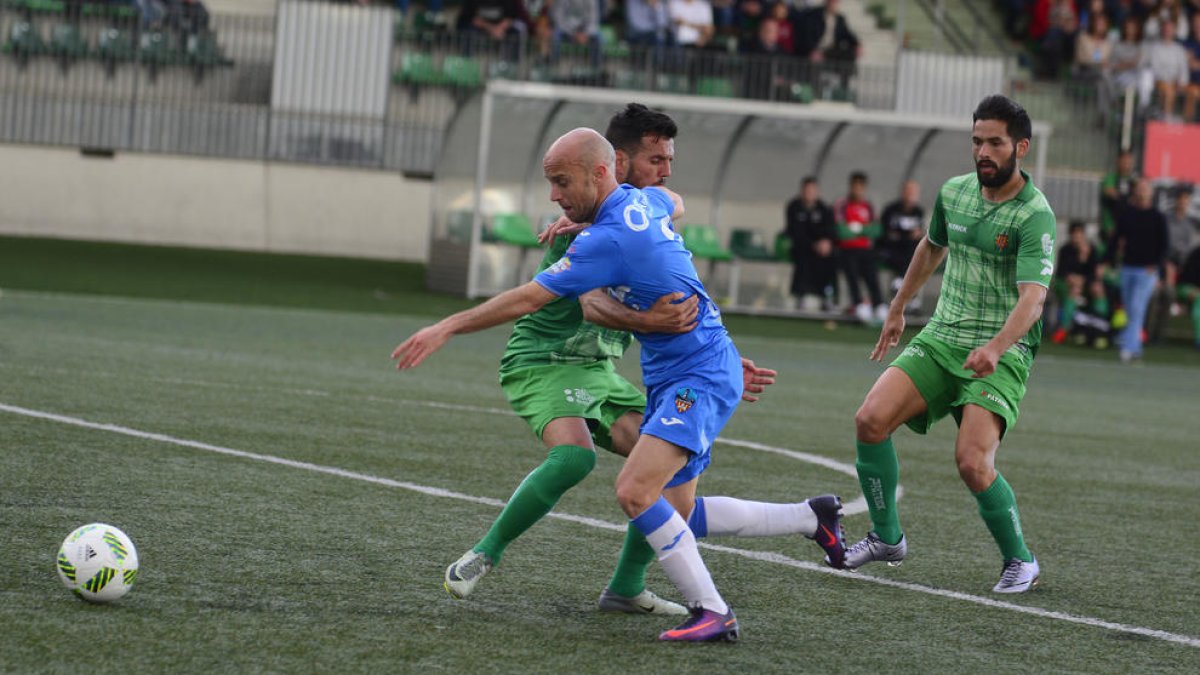 El Lleida pidio un posible penalti  a Casares en el primer tiempo, pero el colegiado no apreció nada punible en esta accion del defensa local.