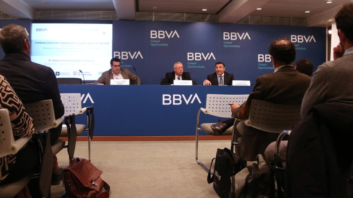 El president del Gremi del Motor i de Fecavem, Jaume Roura, i Chema López Montoya, Director en MSI, Sistemes d'Intel·ligència de Mercat, en un esmorzar informatiu.