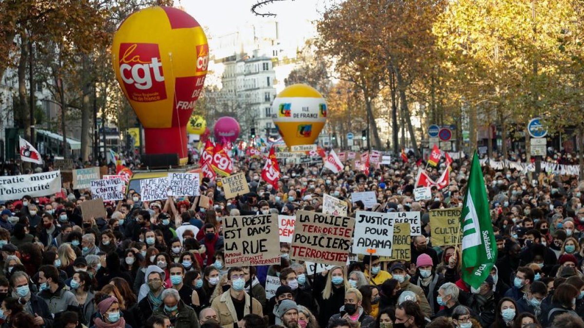 Miles de personas protestaron contra la ley mordaza que quiere aprobar Macron, ayer en París.