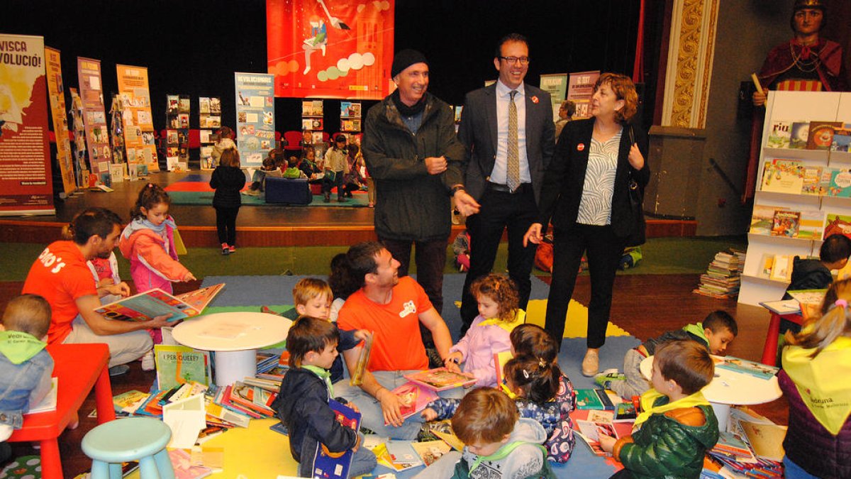 Lluís Llach, Marc Solsona i Anna Maria Macià, juntament amb els primers visitants del saló.