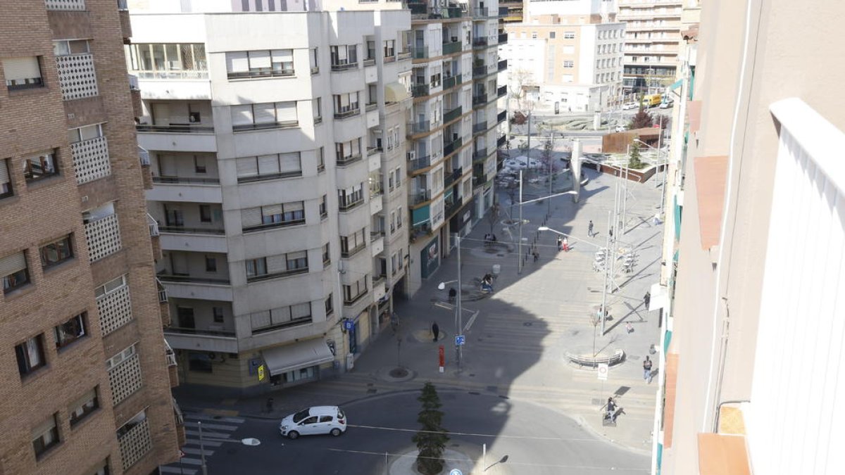 Vista del tramo peatonal de la calle Bisbe Ruano, con la plaza Ricard Viñes al fondo.