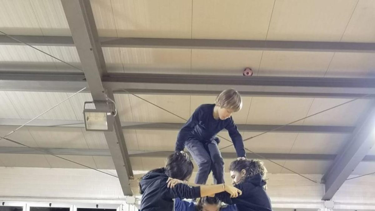 Ensayo reciente del Ball de Valencians a cargo del Esbart Arrels.