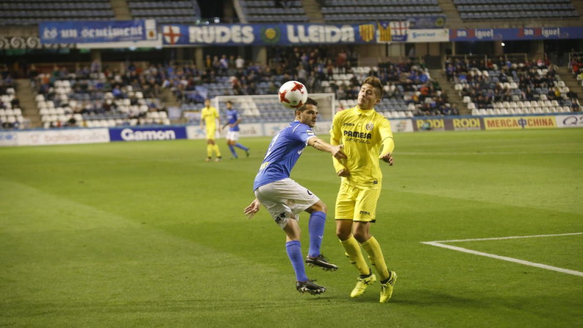El lateral Aitor Núñez intenta impedir el avance de un jugador del Villarreal B.