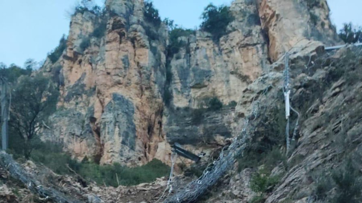 FGC inicia la protecció del tren que ha xocat contra una esllavissada de roques a la línia de la Pobla