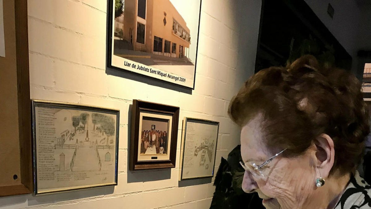 Una vecina votando en el ordenador del ayuntamiento.