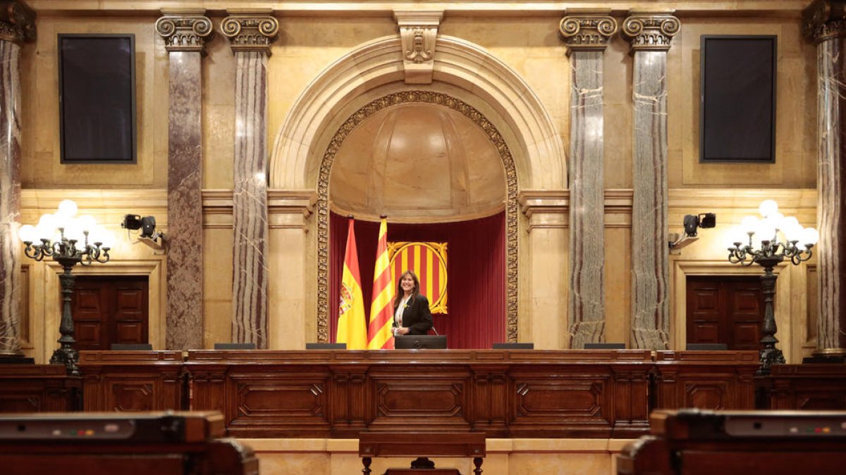 Laura Borràs toma el mando del Parlament para blindarlo de