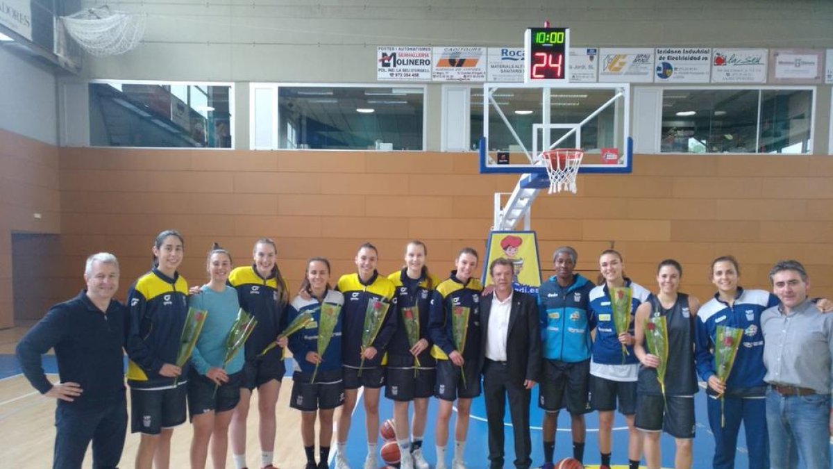 La junta directiva va complir ahir la tradició i va repartir roses a les integrants del primer equip.