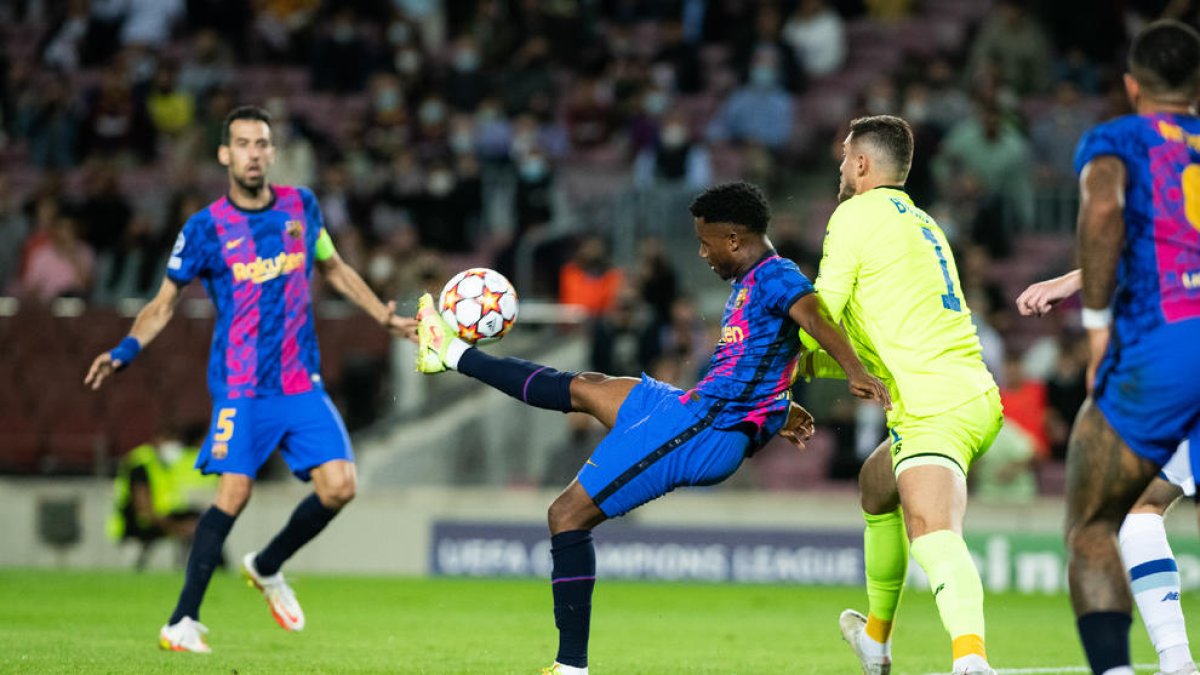 Així va intentar marcar Ansu al poc de sortir al camp.