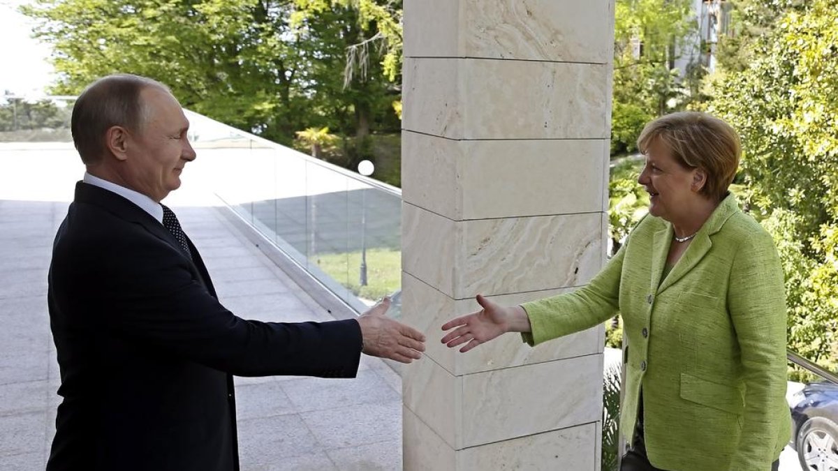 Vladímir Putin al rebre Angela Merkel a Sotxi.