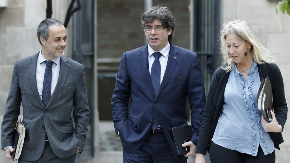 Carles Puigdemont, Neus Munté i Joan Vidal, ahir a l’arribar al Consell Executiu.