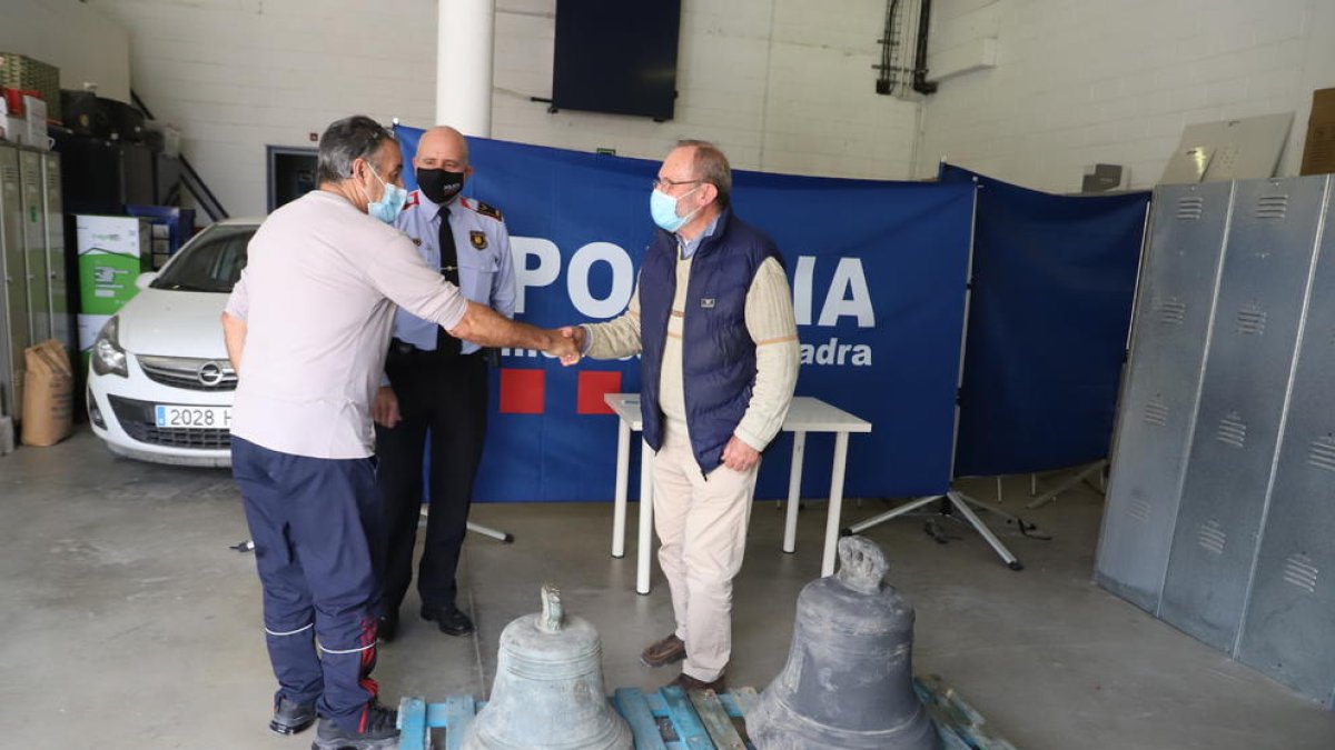 Entregan las campanas recuperadas a la parroquia de Massoteres