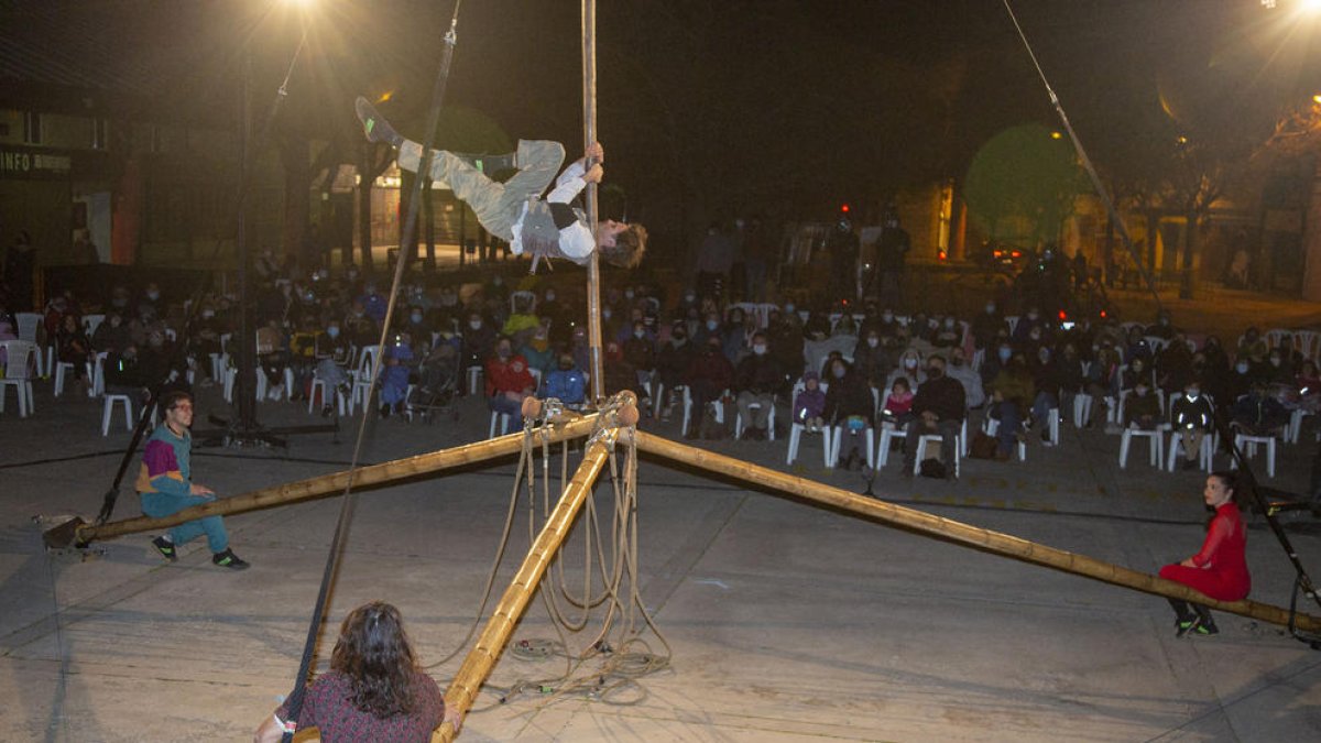 Circ Bover hizo las delicias del público con su ‘Àvol’, propuesta con la que la compañía cierra su ciclo de cinco años de investigación y creación con el bambú.