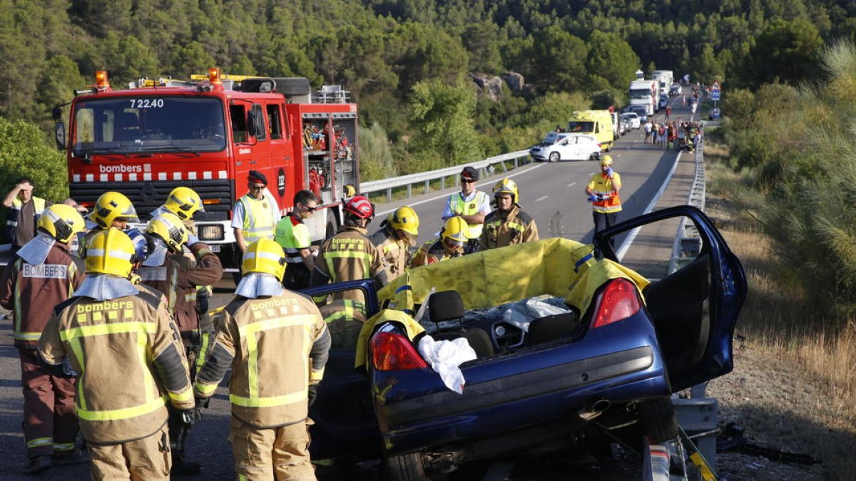 Vista de los vehículos implicados ayer en el accidente ocurrido en la C-12 a su paso por Maials.