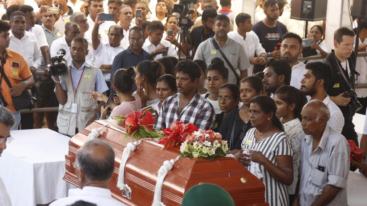 Familiares y amigos asisten al funeral de varias de las víctimas.