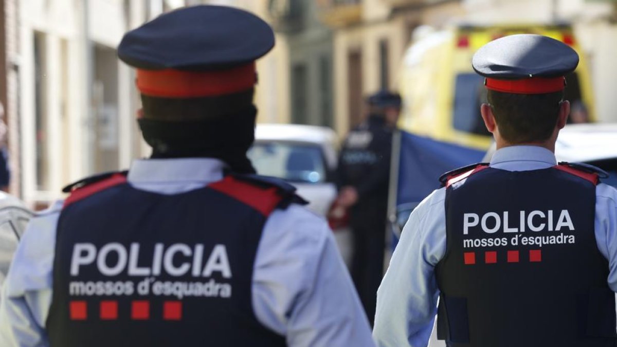 Els Mossos d’Esquadra investiguen la troballa dels cadàvers d’una dona, un home i un nadó.