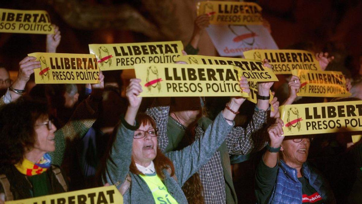 Milers de persones demanen davant del Parlament la llibertat de