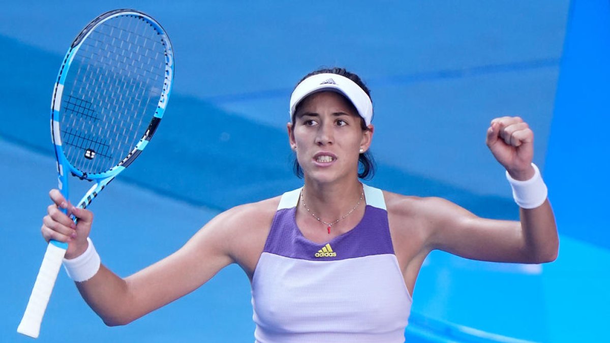 Garbiñe Muguruza celebra el triomf sobre Halep i la classificació per a la final de l’Open d’Austràlia.