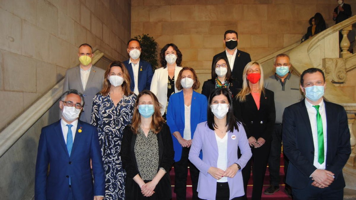 La voz de Lleida  -  En la primera fila, de izquierda a derecha: Ramon Tremosa, Meritxell Serret, Marta Vilalta y Òscar Ordeig. Detrás, Cristina Casol, Silvia Romero y Judith Alcalà. En la tercera Jordi Fàbrega, Anna Feliu, Jordina Freixanet y  ...