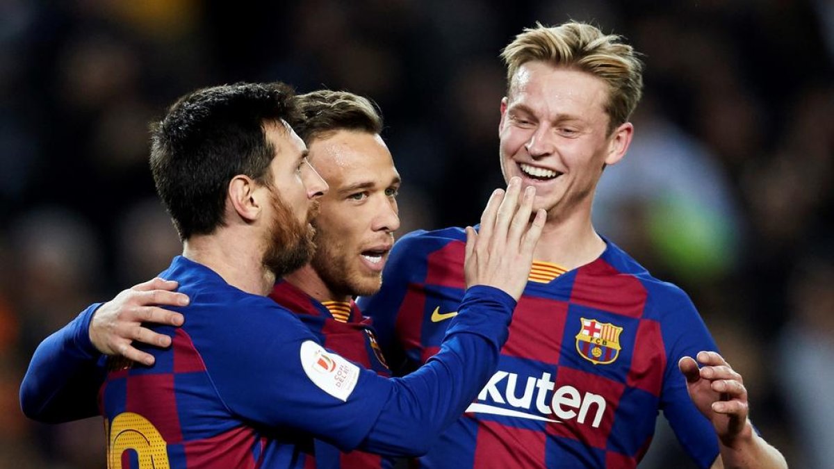 Arthur celebra con Leo Messi y Frenkie de Jong el cuarto tanto para los azulgranas frente al Leganés.
